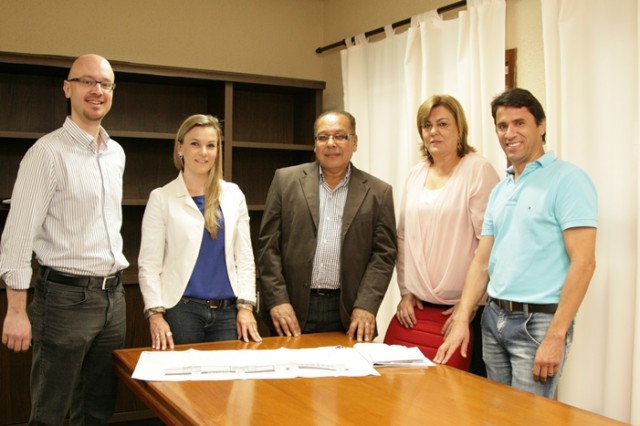 O diretor-executivo do CODEFOZ, Dimas Bragagnolo; a arquiteta Thais Marzurkiewics, o diretor-geral da equipe do CODEFOZ, Jaime Batista da Silva, a vice-prefeita e secretária municipal do Trabalho, Desenvolvimento Socioeconômico, Indústria e Comércio, Ivone Barofaldi e o coordenador da câmara técnica de atração de investimentos, Adenilson Pereira Campos (Foto: Andréa David)