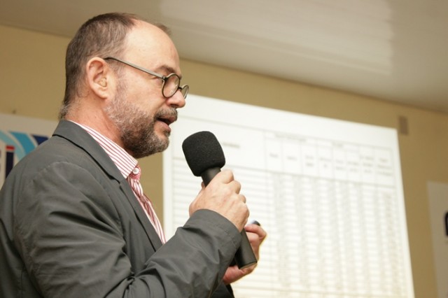 Professor Carlos Paiva durante apresentação na 10ª reunião do plenário do Codefoz. (Foto: Andréa David)