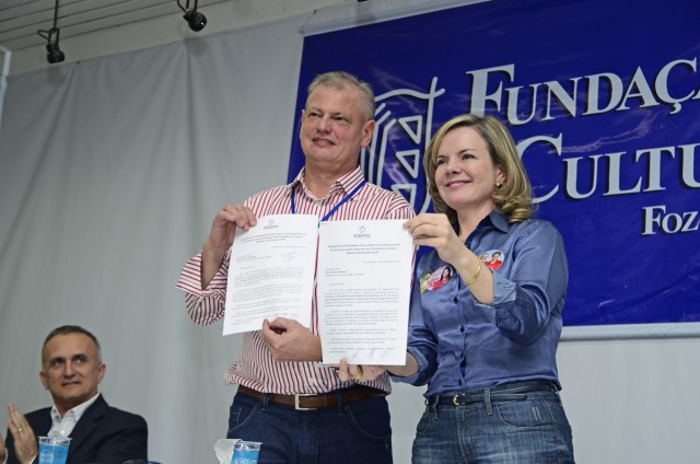 Candidata a governadora do Paraná Gleisi Hoffmann.