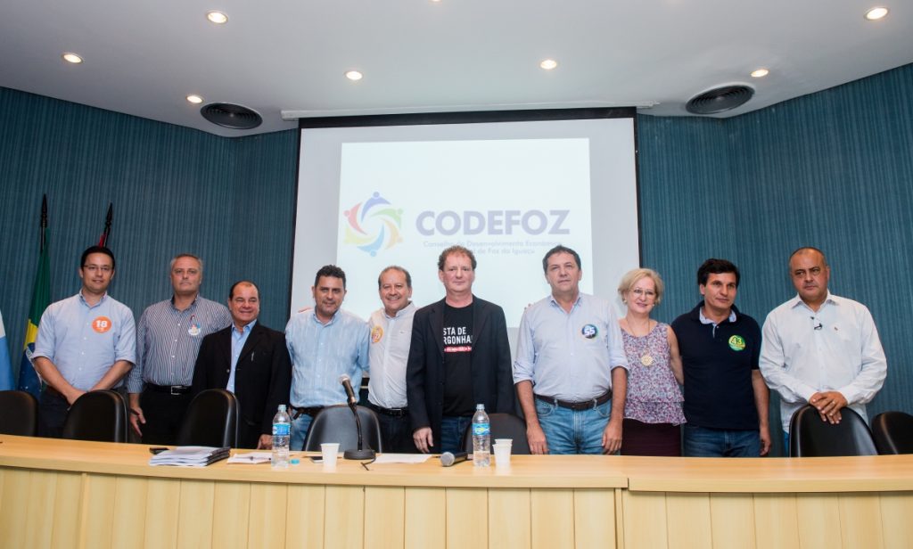 Os seis candidatos a prefeito assinaram a carta-compromisso do Codefoz - foto Marcos Labanca